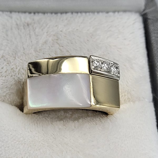 Van Cleef 18kt Gold Mother of Pearl Diamond Ring