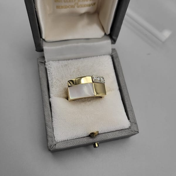 Van Cleef 18kt Gold Mother of Pearl Diamond Ring - Image 12