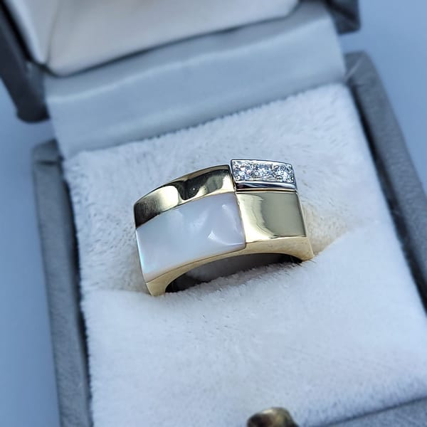 Van Cleef 18kt Gold Mother of Pearl Diamond Ring - Image 2