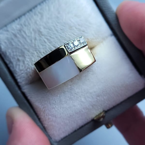 Van Cleef 18kt Gold Mother of Pearl Diamond Ring - Image 11