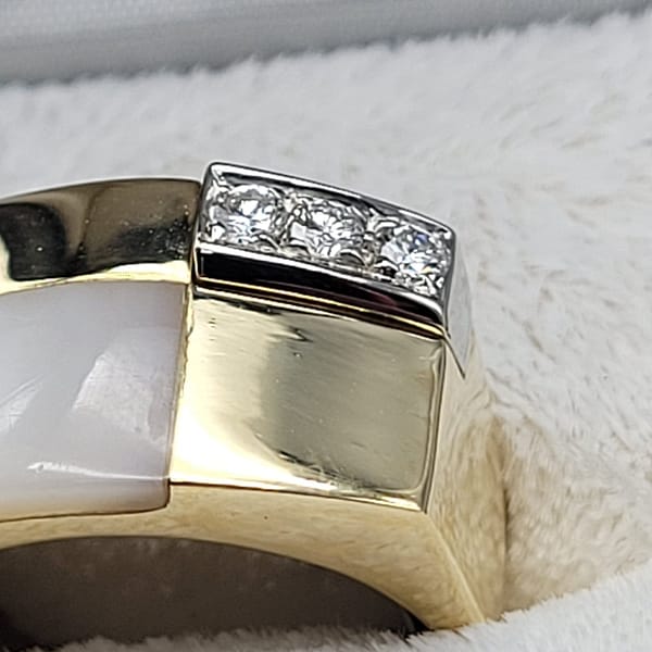 Van Cleef 18kt Gold Mother of Pearl Diamond Ring - Image 3