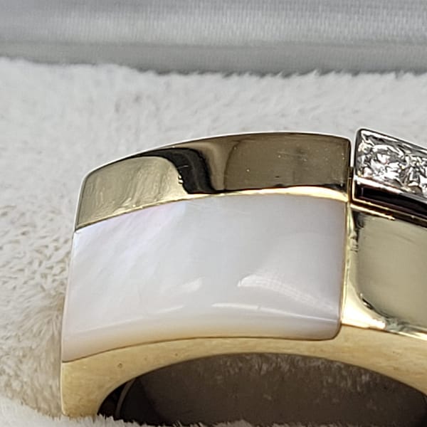 Van Cleef 18kt Gold Mother of Pearl Diamond Ring - Image 4