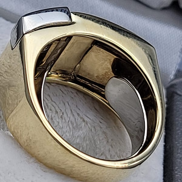 Van Cleef 18kt Gold Mother of Pearl Diamond Ring - Image 6