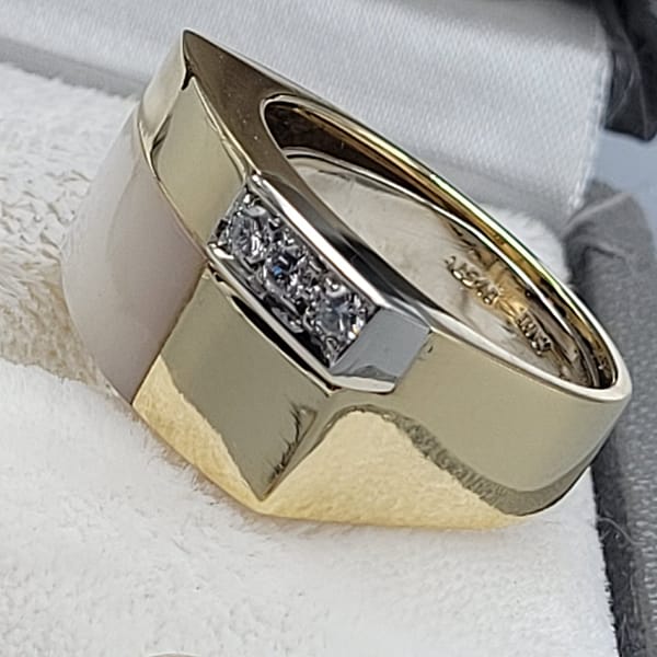 Van Cleef 18kt Gold Mother of Pearl Diamond Ring - Image 7