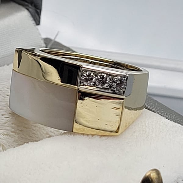 Van Cleef 18kt Gold Mother of Pearl Diamond Ring - Image 8
